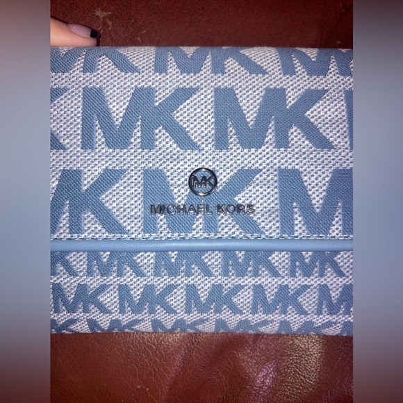 Michael Kors wristlet wallet. Brand new with tags - Picture 2 of 7